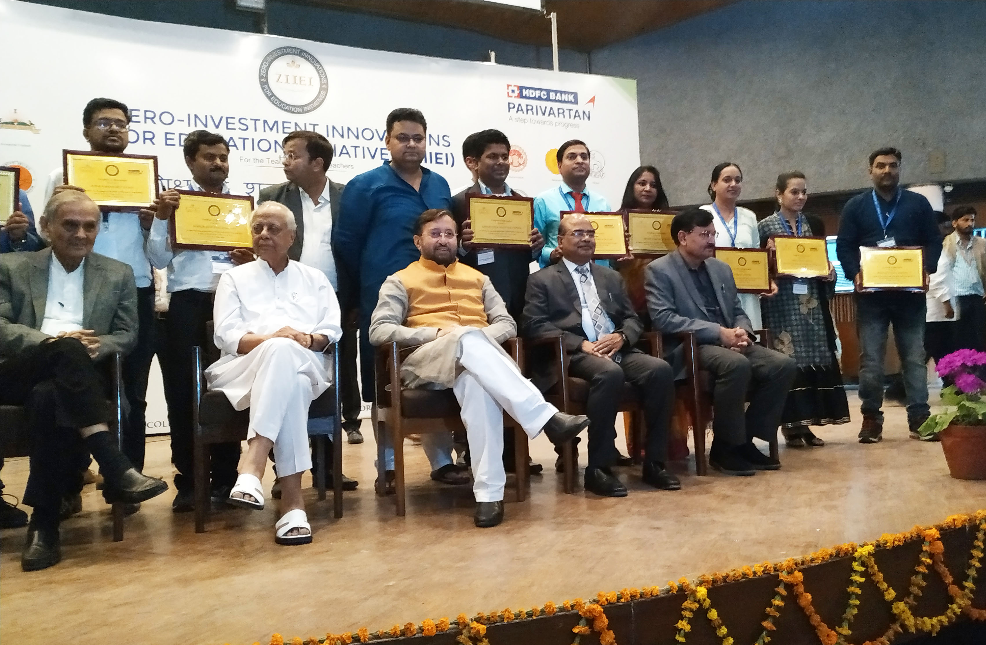 Shri Prakash Javadekar  presented the National Awards for Innovation in Educational Administration to the participants.
